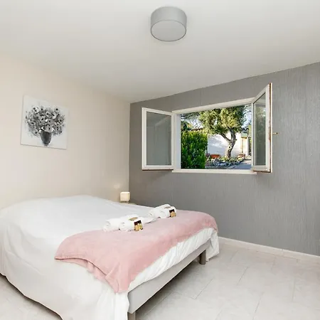 Carole Yourhosthelper. *