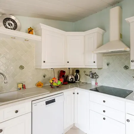 Carole Yourhosthelper. * Roquebrune-sur Argens