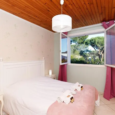 Carole Yourhosthelper. *