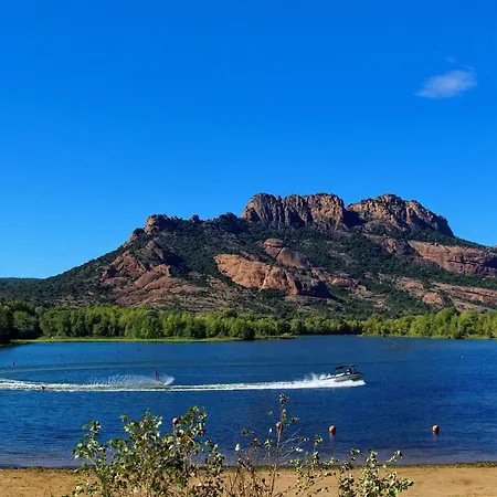 Carole Yourhosthelper. Βίλα