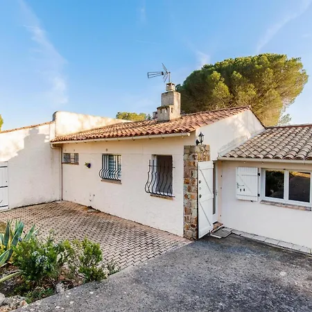 Carole Yourhosthelper. Vila *