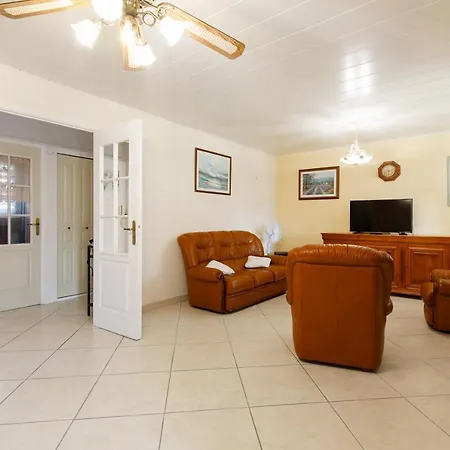 Carole Yourhosthelper. Roquebrune-sur Argens