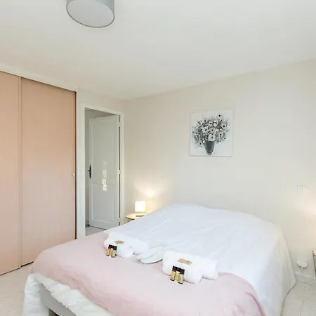 Carole Yourhosthelper. Roquebrune-sur Argens