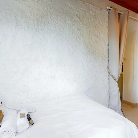 Willa Carole Yourhosthelper.