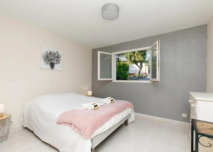 Carole Yourhosthelper. *